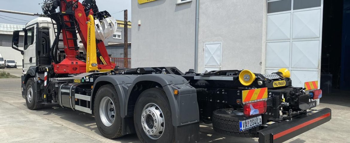 Isporuka dva specijalizovana vozila sa Palfinger Epsilon dizalicama i navlakačima kontejnera