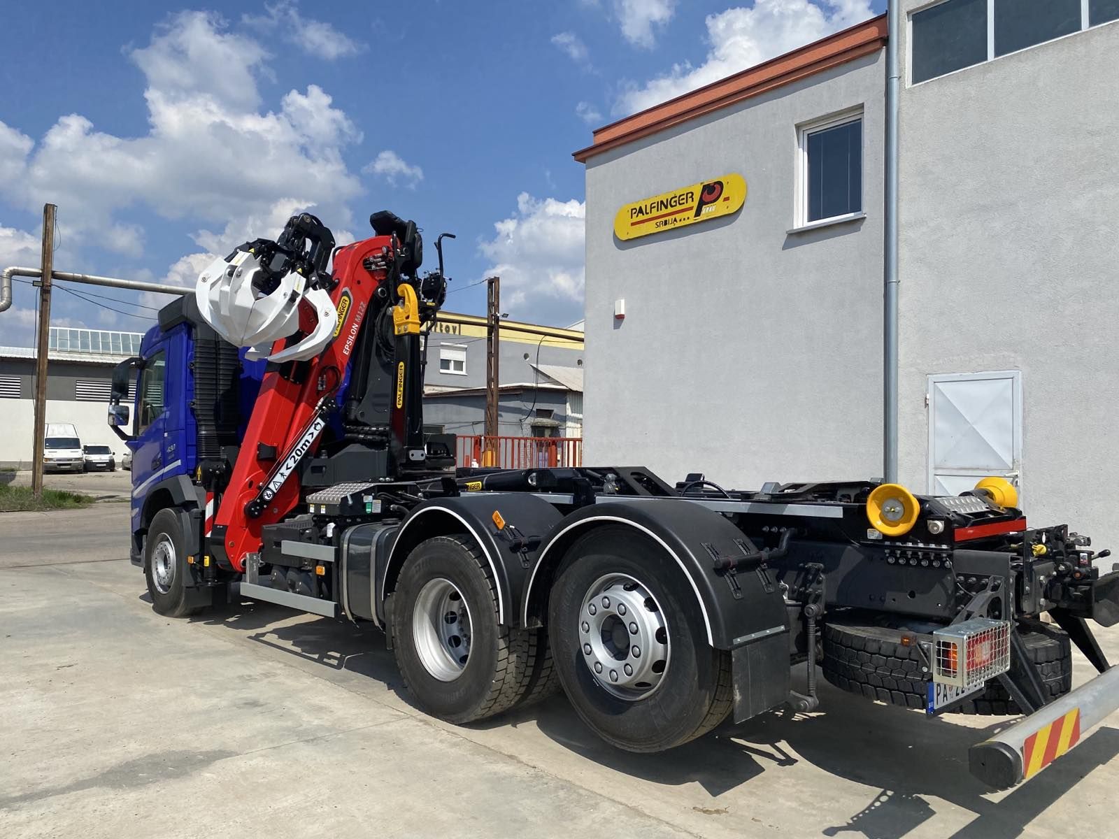 Isporuka vozila sa Epsilon dizalicom i navlakačem kontejnera za Omometal