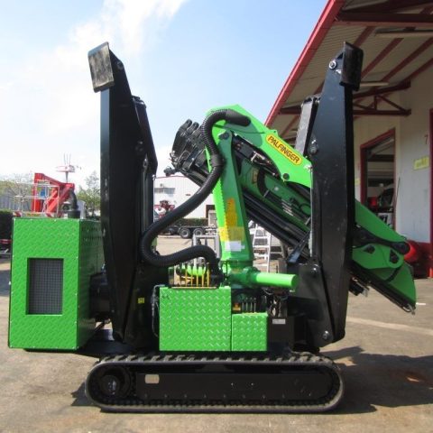 GUSJENIČAR SA DIZALICOM