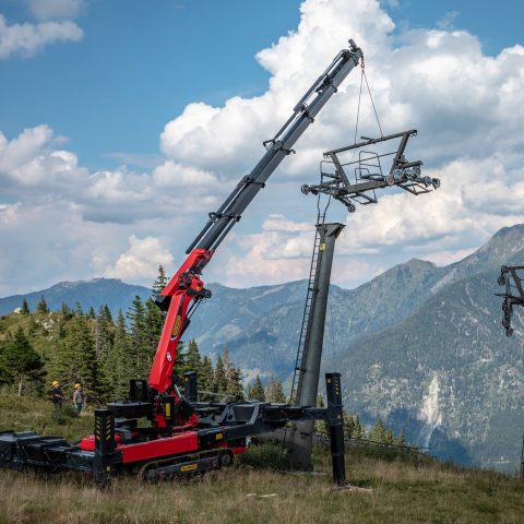 GUSJENIČARI SA DIZALICOM